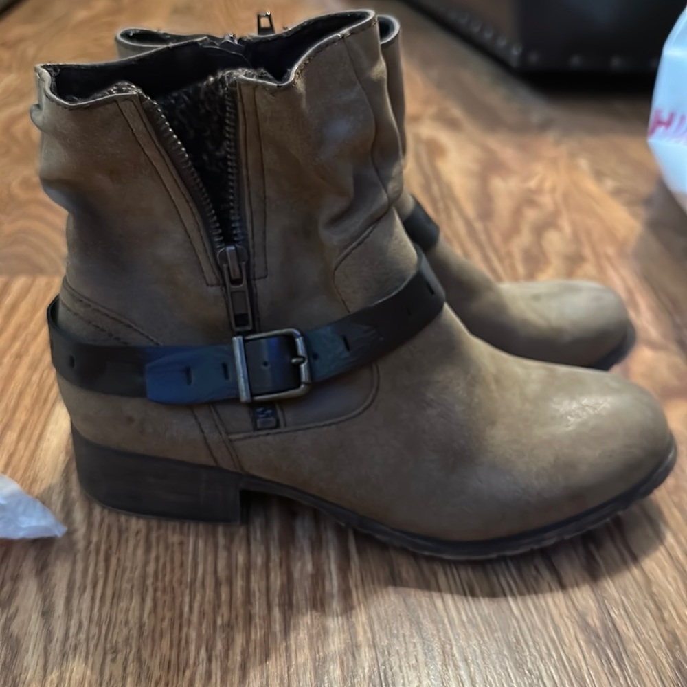 Brown buckle boots